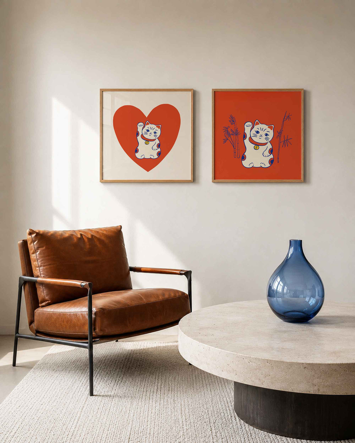 Interieurpresentatie van een tweedelige vierkante posterset met gelukskat en bamboe