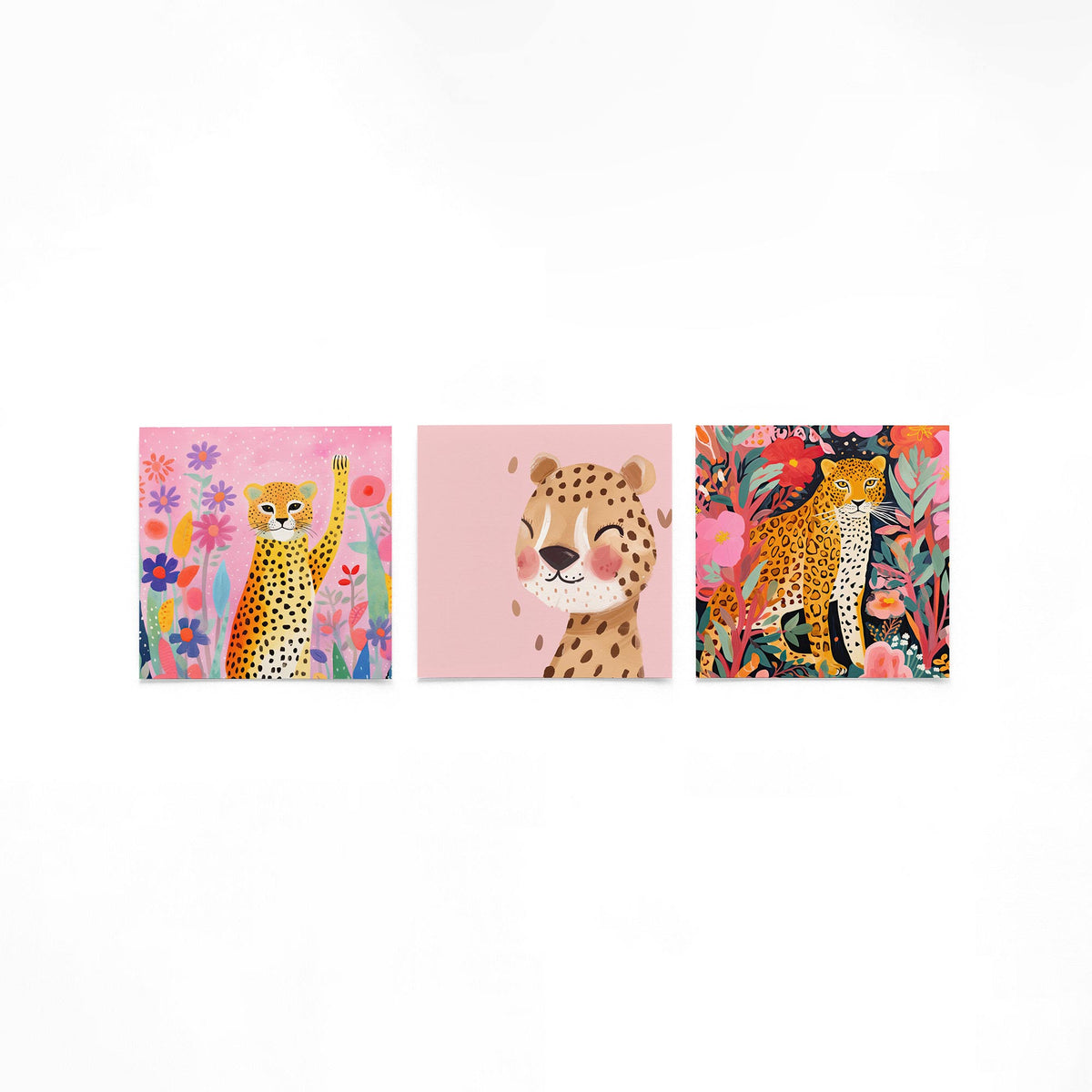 Drie vierkante posters met gevlekte luipaarden op een gebroken witte achtergrond