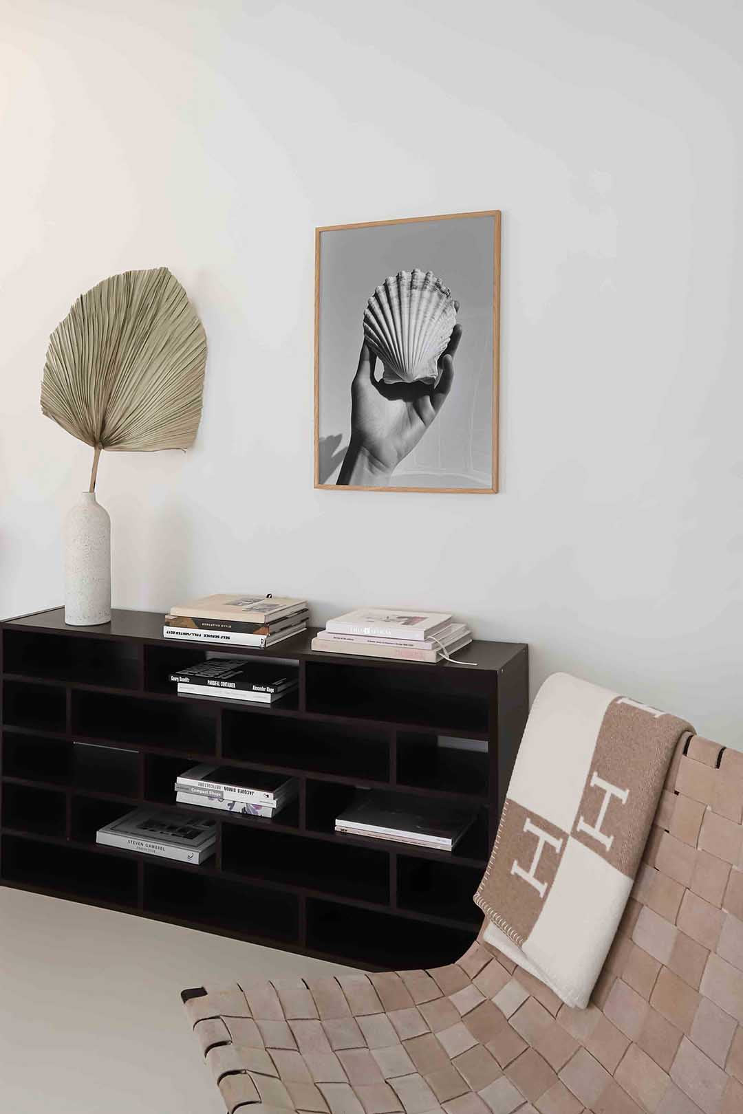 Schelp in hand Poster