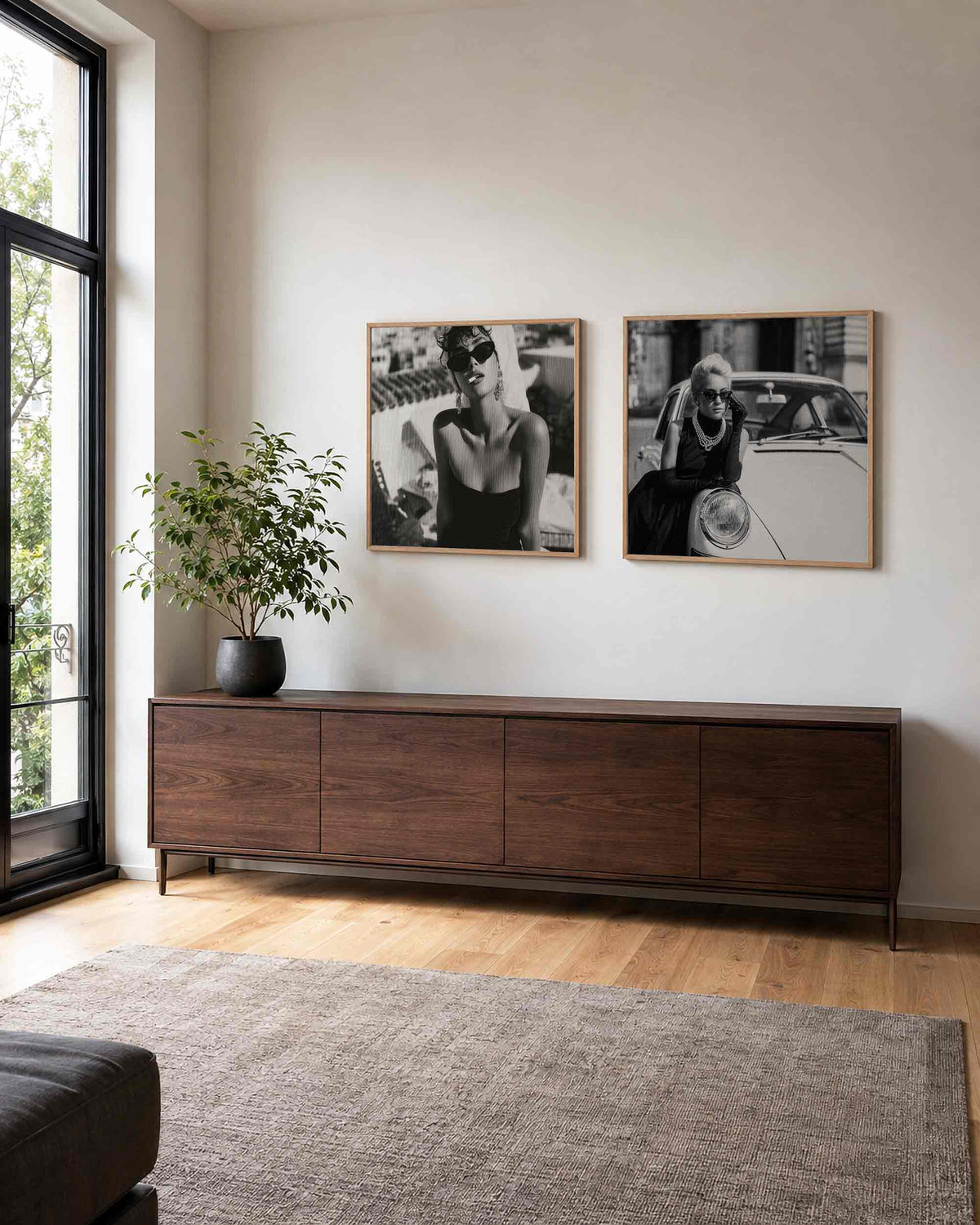 Interieurpresentatie van een tweedelige vierkante posterset met stijlvolle vrouwen