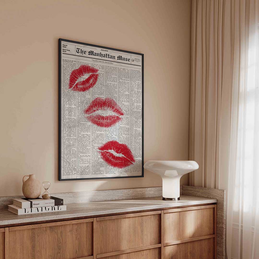 Rode lipafdrukken op krantenachtergrond Poster