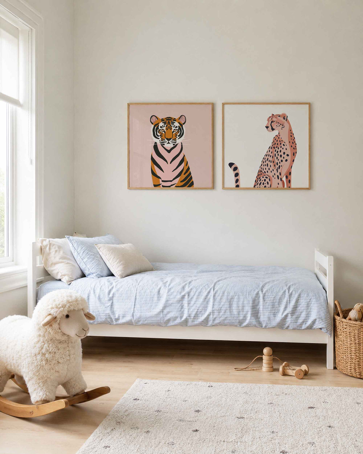 Interieurpresentatie van een tweedelige vierkante posterset met tijger en jachtluipaard