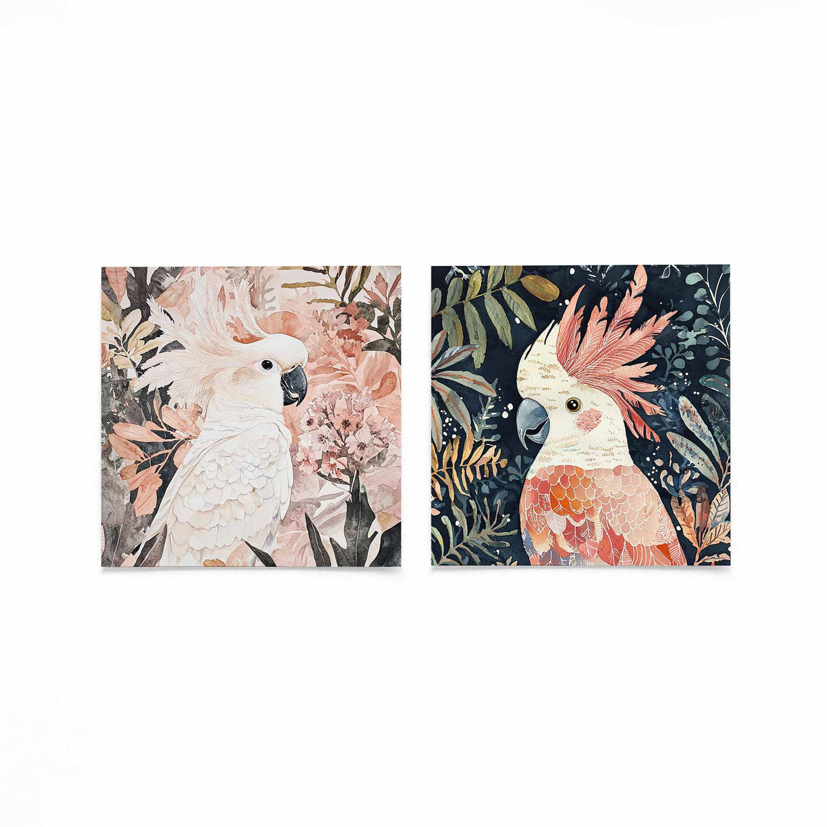 Twee vierkante posters met kaketoes in blad op een gebroken witte achtergrond