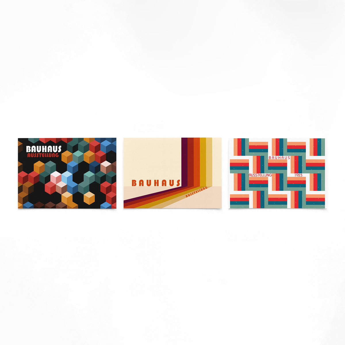 Drie landscape posters met kubussen en kleurbanen als vrijstaande productfoto
