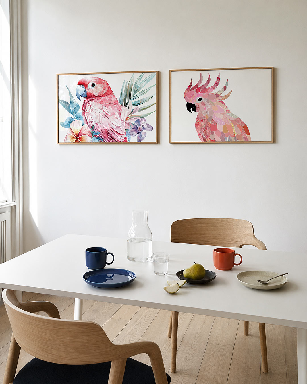 Twee liggende posters met een levendige papegaai in roze en blauw, aan de muur in een interieur