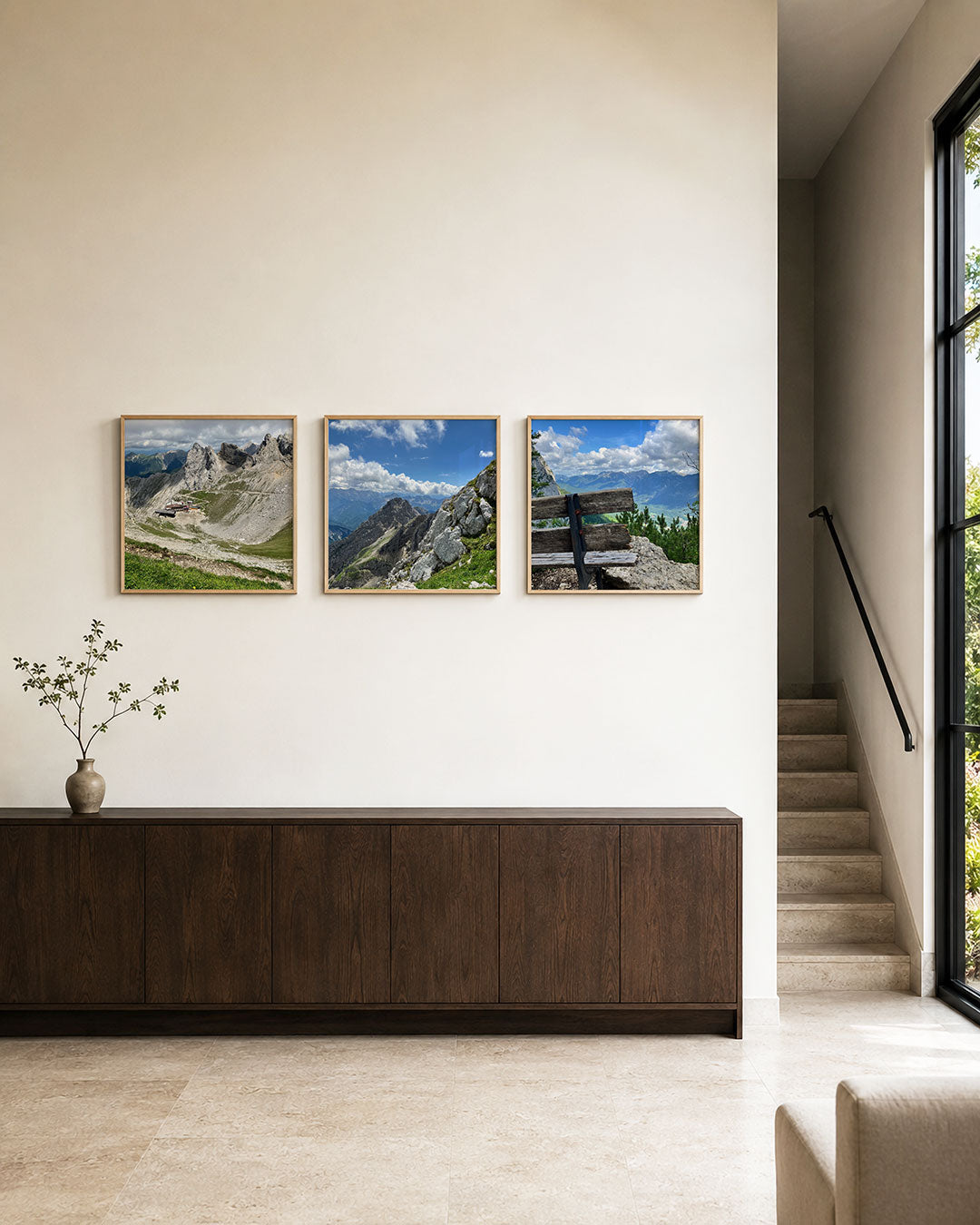 Interieur met vierkant fotografisch drieluik bergtoppen en vergezichten – Gerald Emming