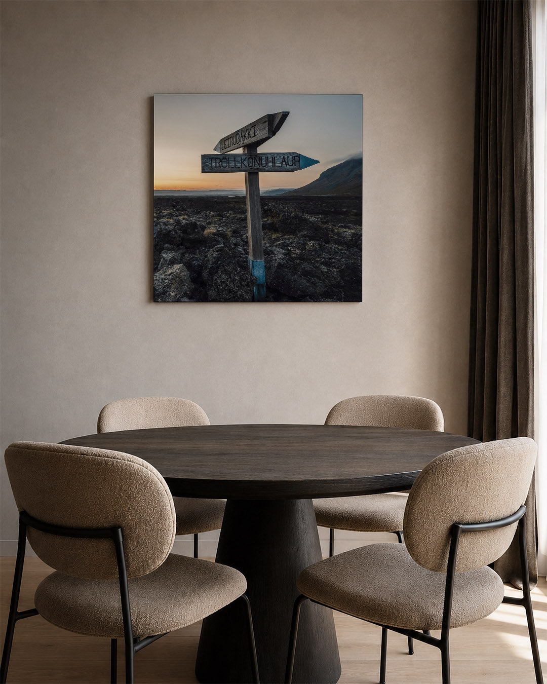 Wegwijzer in landschap Kunstwerk
