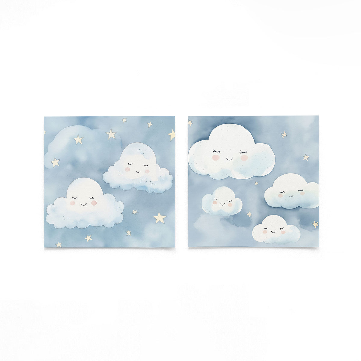 Twee vierkante posters met slapende wolken op een gebroken witte achtergrond