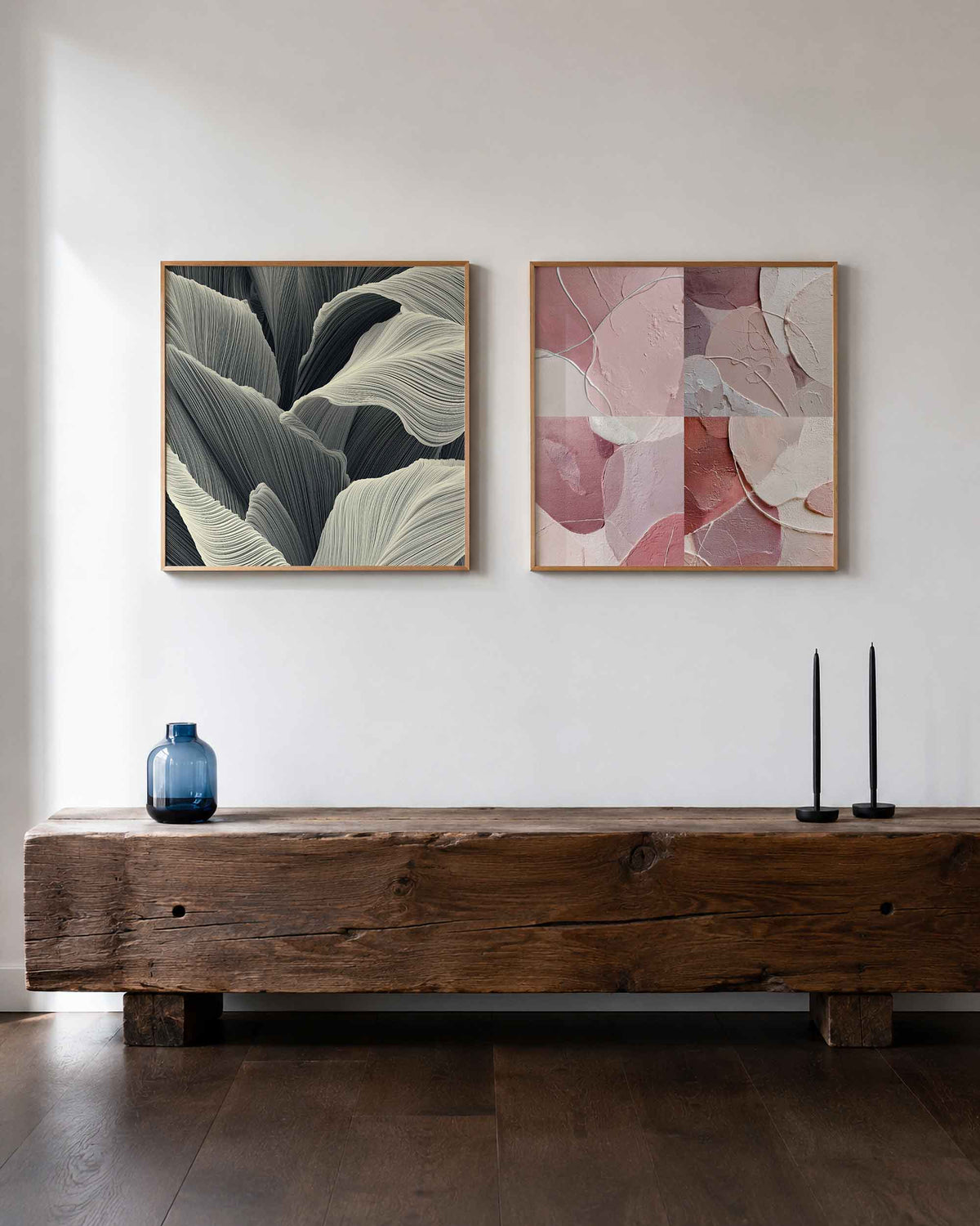 Interieurpresentatie van een tweedelige vierkante posterset met ribbelvormen en roze vlakken