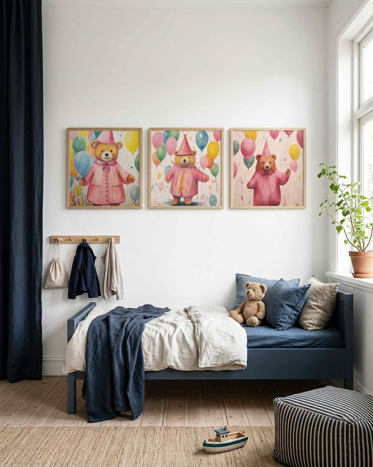 Interieurpresentatie van een driedelige vierkante posterset met feestelijke beren