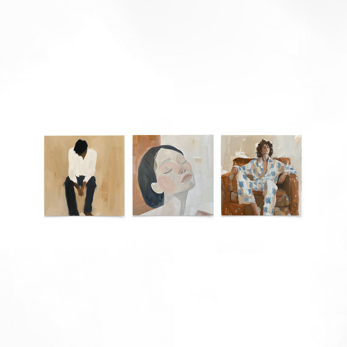 Drie vierkante posters met vrouwenportretten op een gebroken witte achtergrond