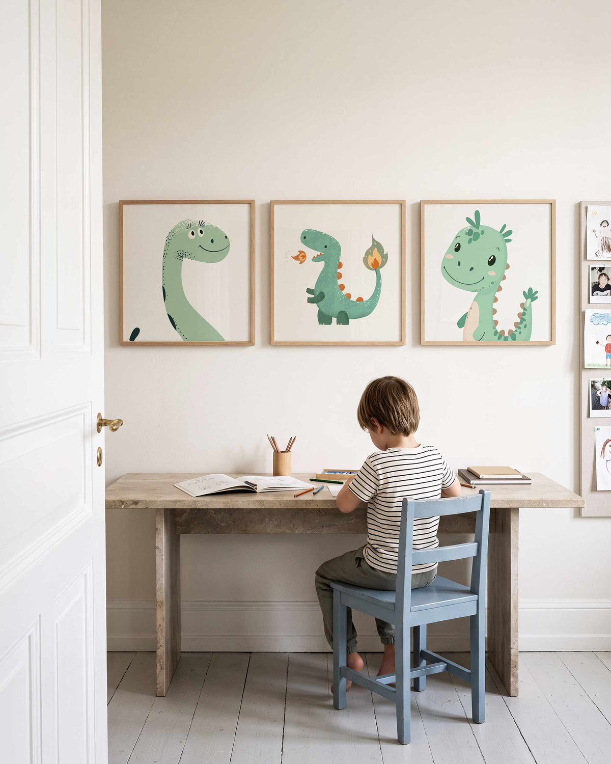 Interieurpresentatie van een driedelige vierkante posterset met groene dino