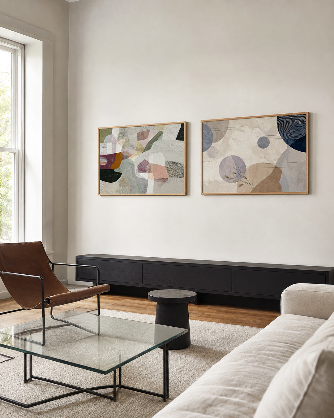 Tweedelige posterset met lijnen in zachte kleurvlakken, getoond in een interieur