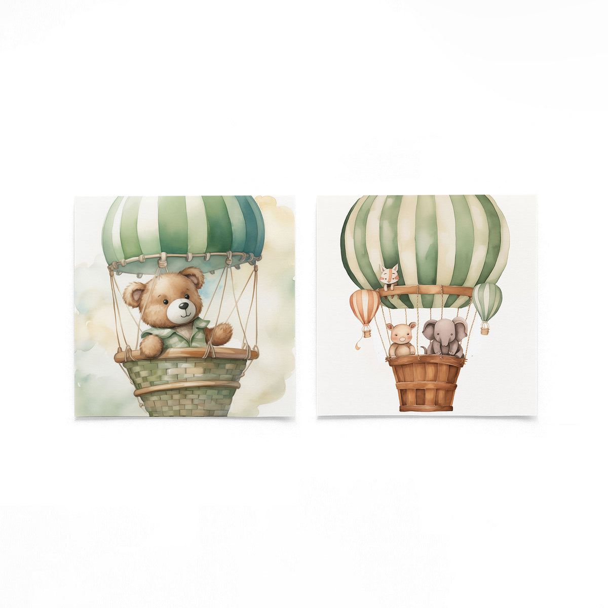 Twee vierkante posters met dieren in luchtballonnen op een gebroken witte achtergrond
