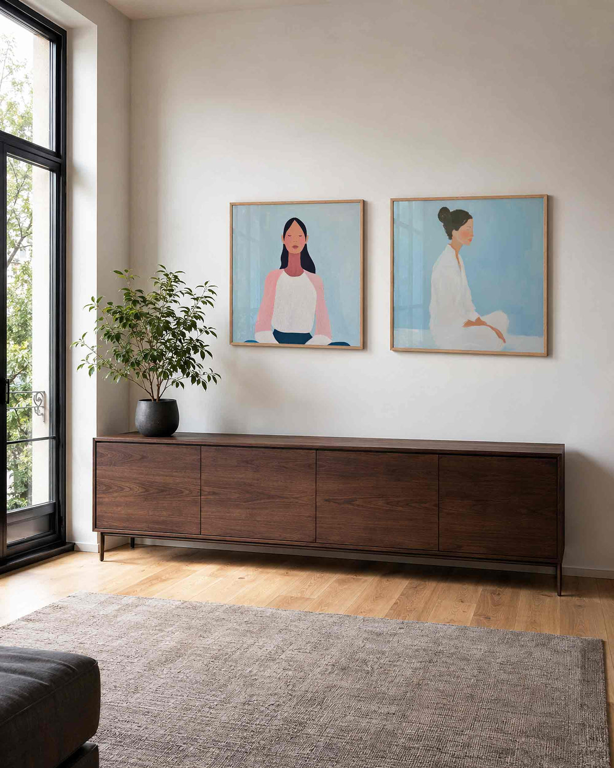 Interieurpresentatie van een tweedelige vierkante posterset met vrouwenportretten
