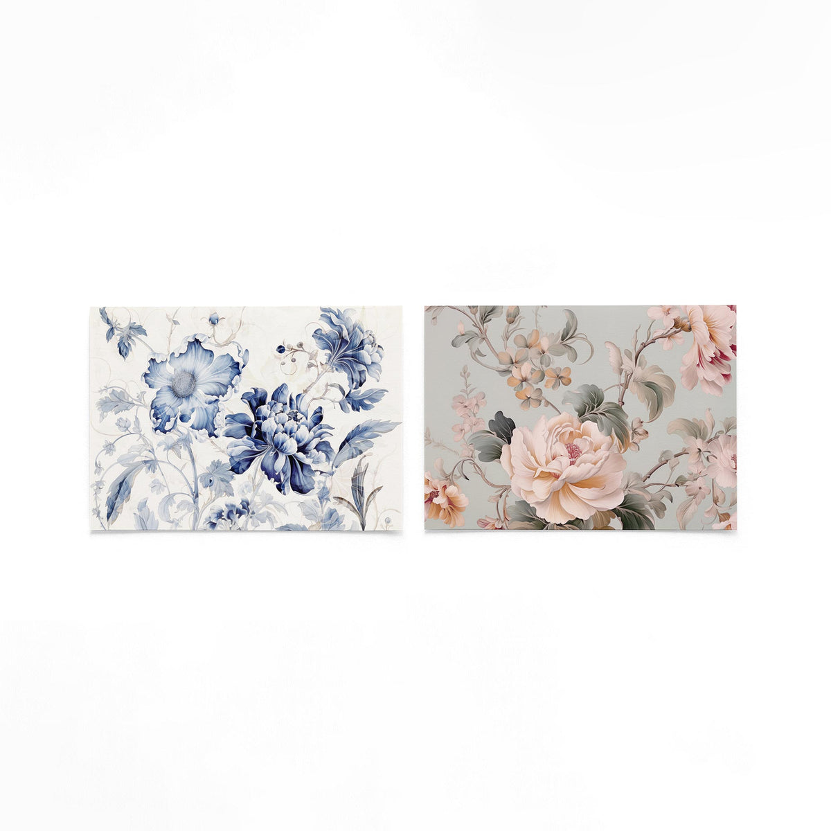 Twee liggende posters met delicate bloemen in blauw-witte tinten op een gebroken witte achtergrond