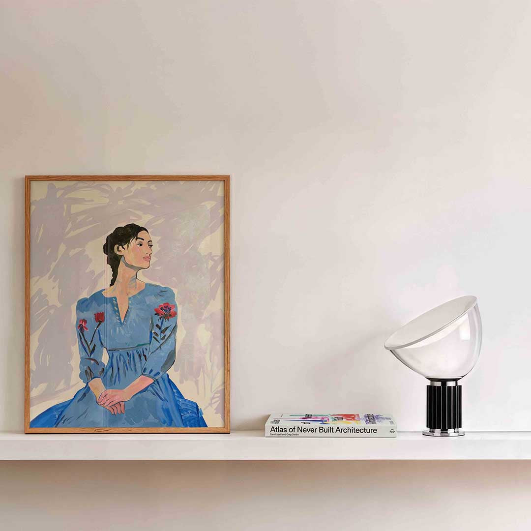 Vrouw in blauwe jurk Poster