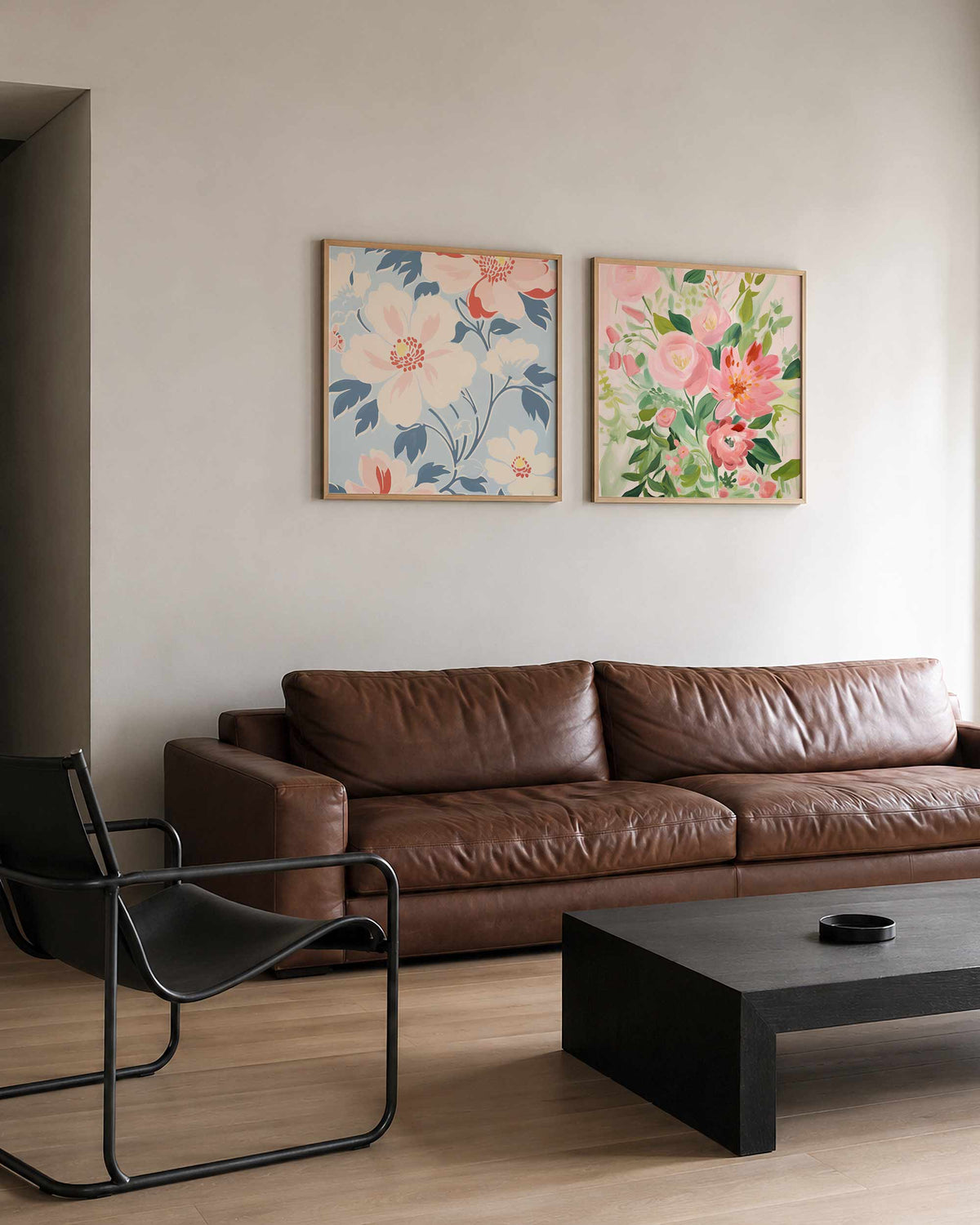 Interieurpresentatie van een tweedelige vierkante posterset met bloemen en bladeren