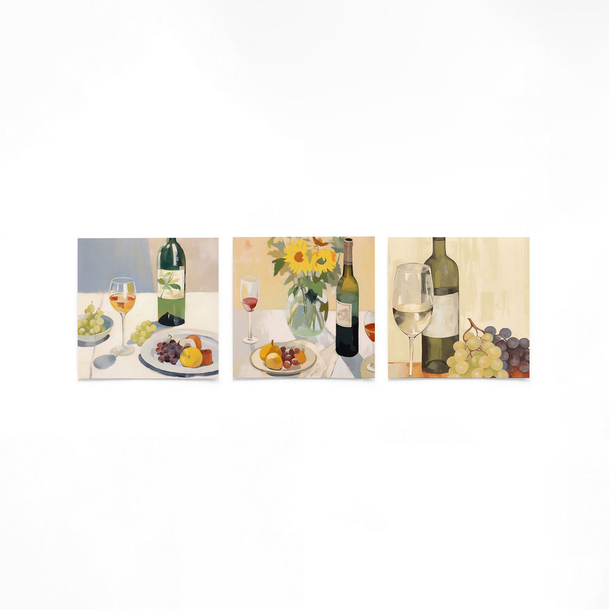 Drie vierkante posters met wijn en fruit op een gebroken witte achtergrond
