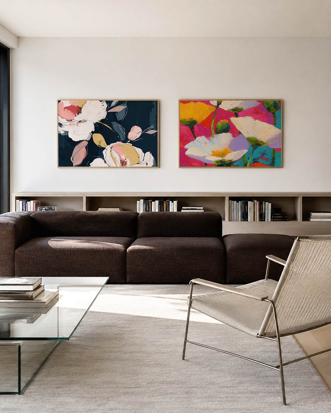 Twee liggende posters met grote, vloeiende bloemvormen in zachte roze, witte en gele tinten, aan de muur in een interieur