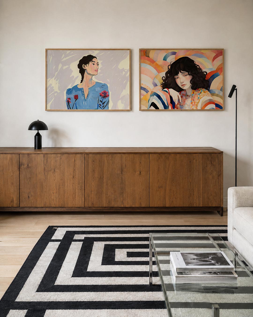 Interieurpresentatie van twee posters met een vrouw in een blauwe jurk met bloemen