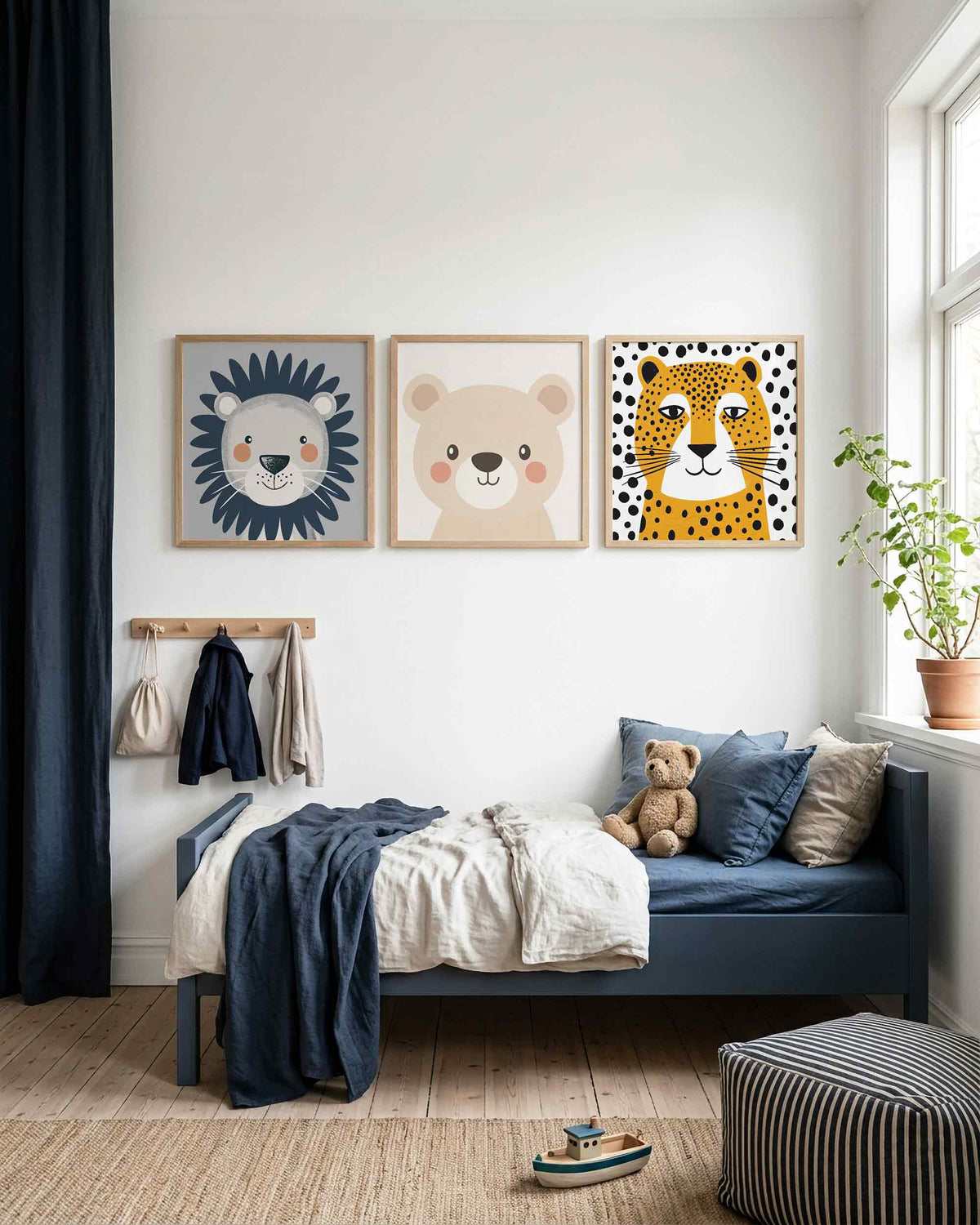 Interieurpresentatie van een driedelige vierkante posterset met dierenkoppen