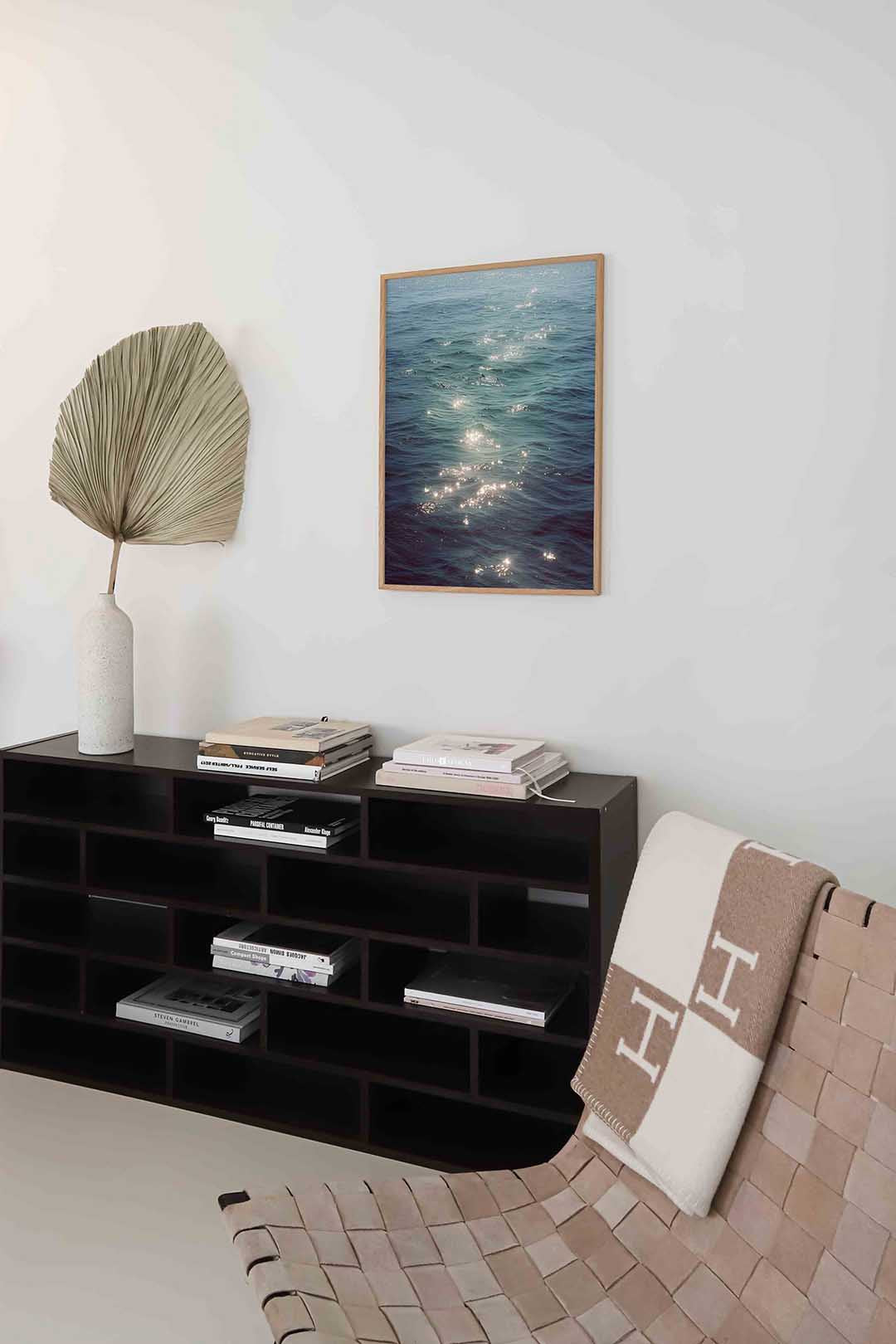 Zeeoppervlak met zonlicht Poster