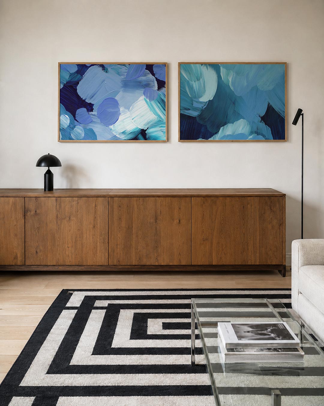 Tweedelige posterset met deze tweedelige posterset heeft blauwe en turquoise penseelstreken, getoond in een interieur