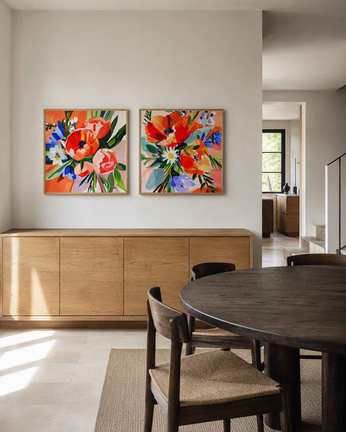 Interieurpresentatie van een tweedelige vierkante posterset met kleurrijke bloemen