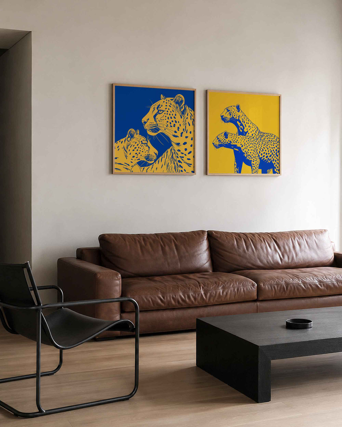 Interieurpresentatie van een tweedelige vierkante posterset met gelepanters