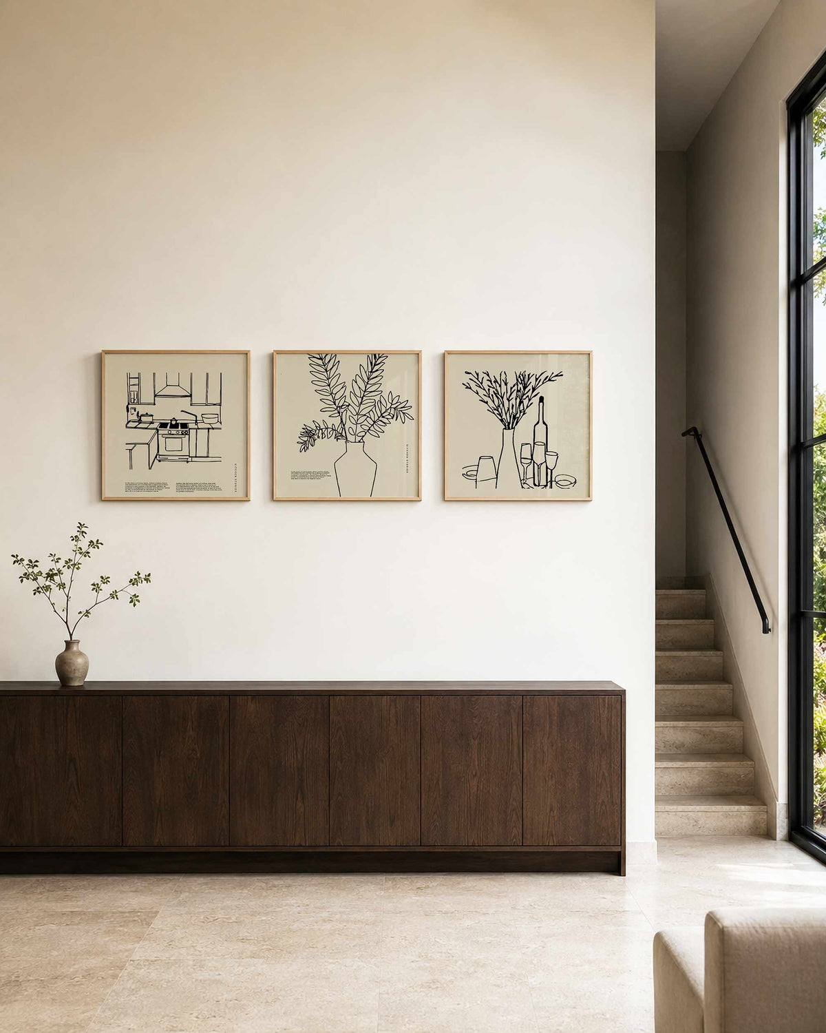 Interieurpresentatie van een driedelige vierkante posterset met keukenillustraties