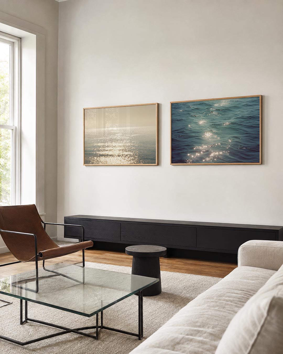 Twee liggende posters met een zeeoppervlak met schitterende lichtreflecties, aan de muur in een interieur