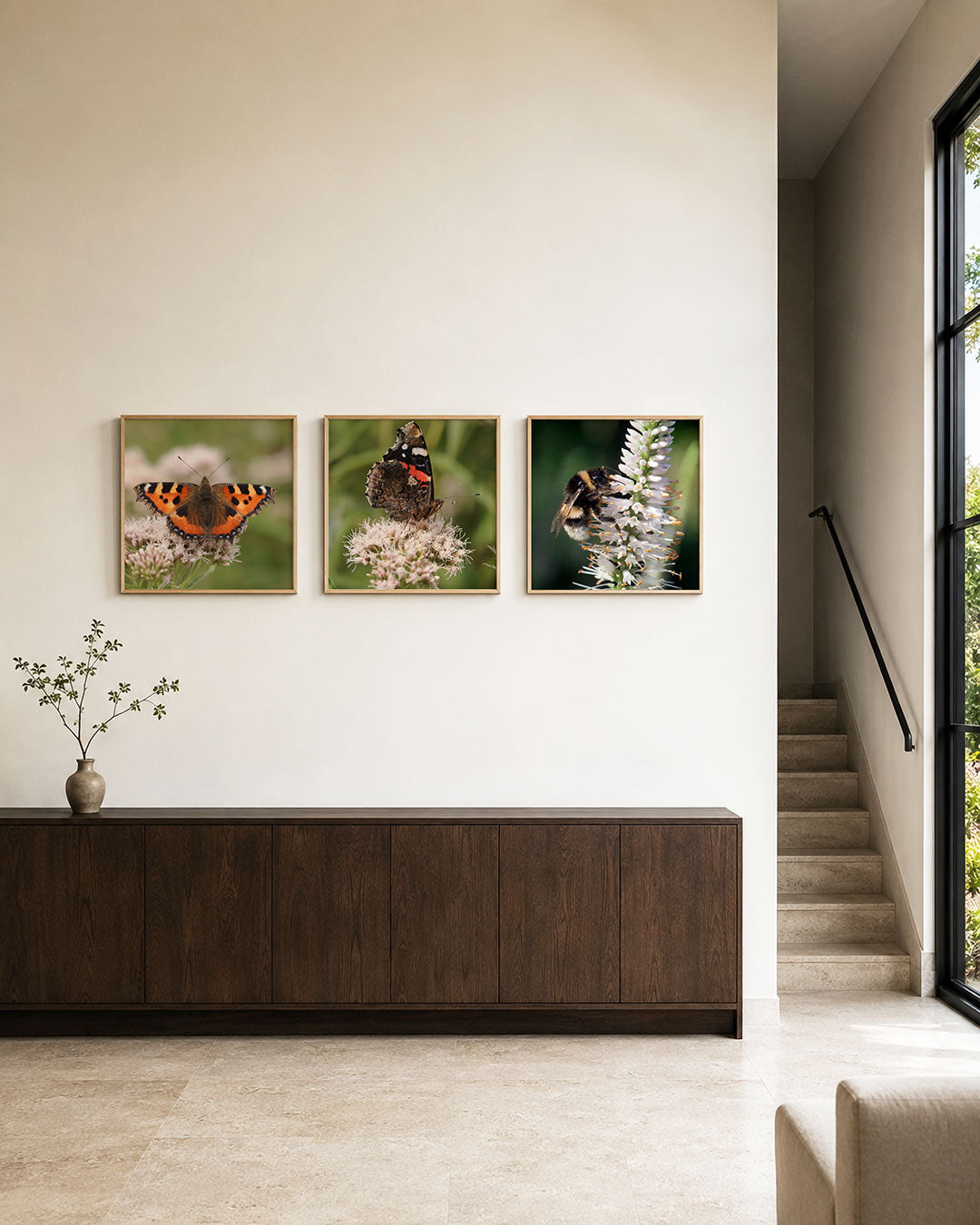 Interieur met vierkant fotografisch drieluik vlinder, bij en bloesem – Gerald Emming