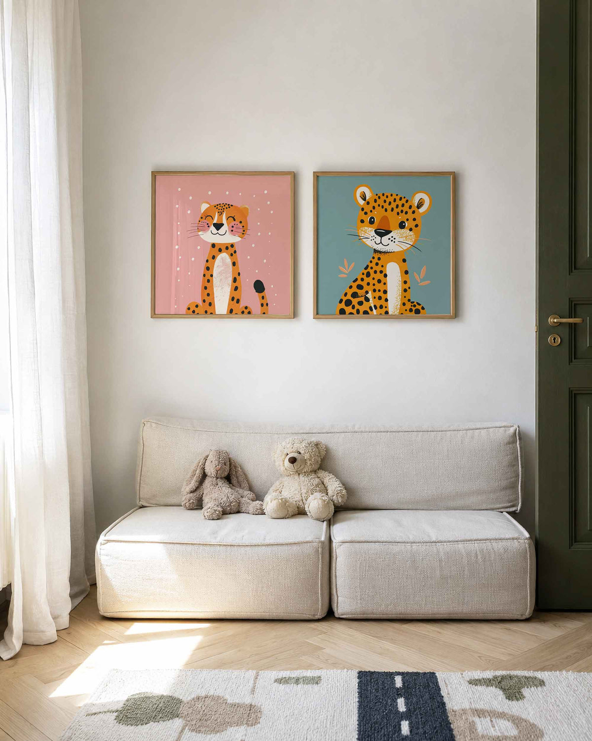 Interieurpresentatie van een tweedelige vierkante posterset met gevlekte jachtluipaarden