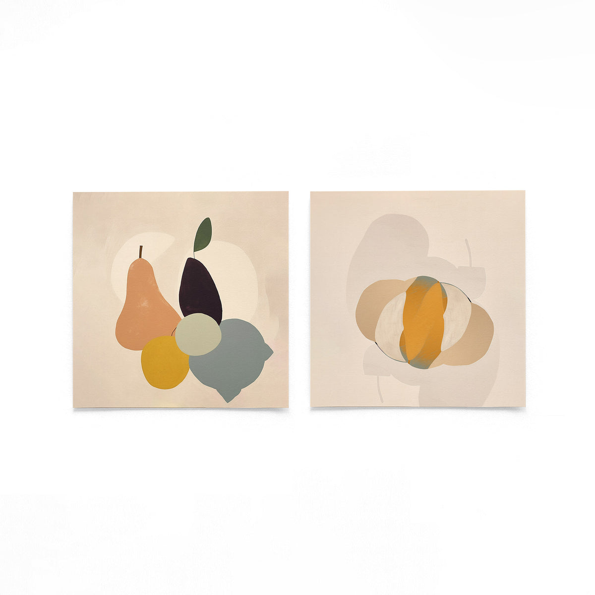 Twee vierkante posters met peer en citrusvrucht op een gebroken witte achtergrond