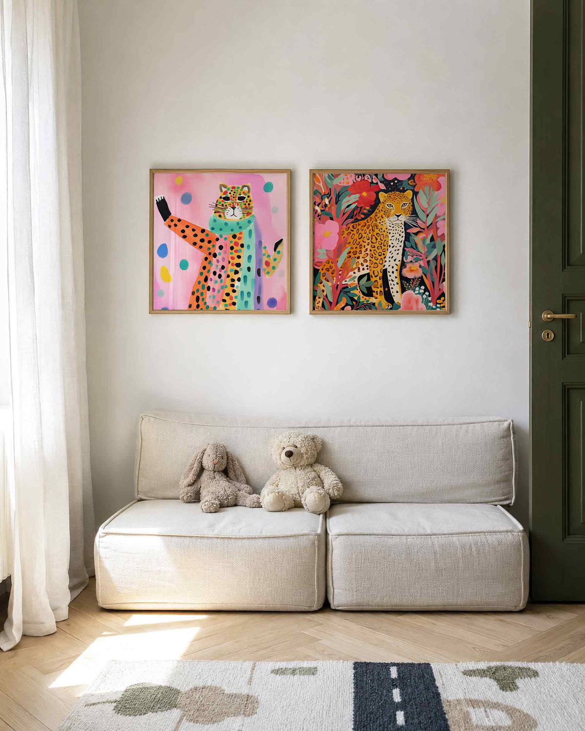 Interieurpresentatie van een tweedelige vierkante posterset met gevlekte katten