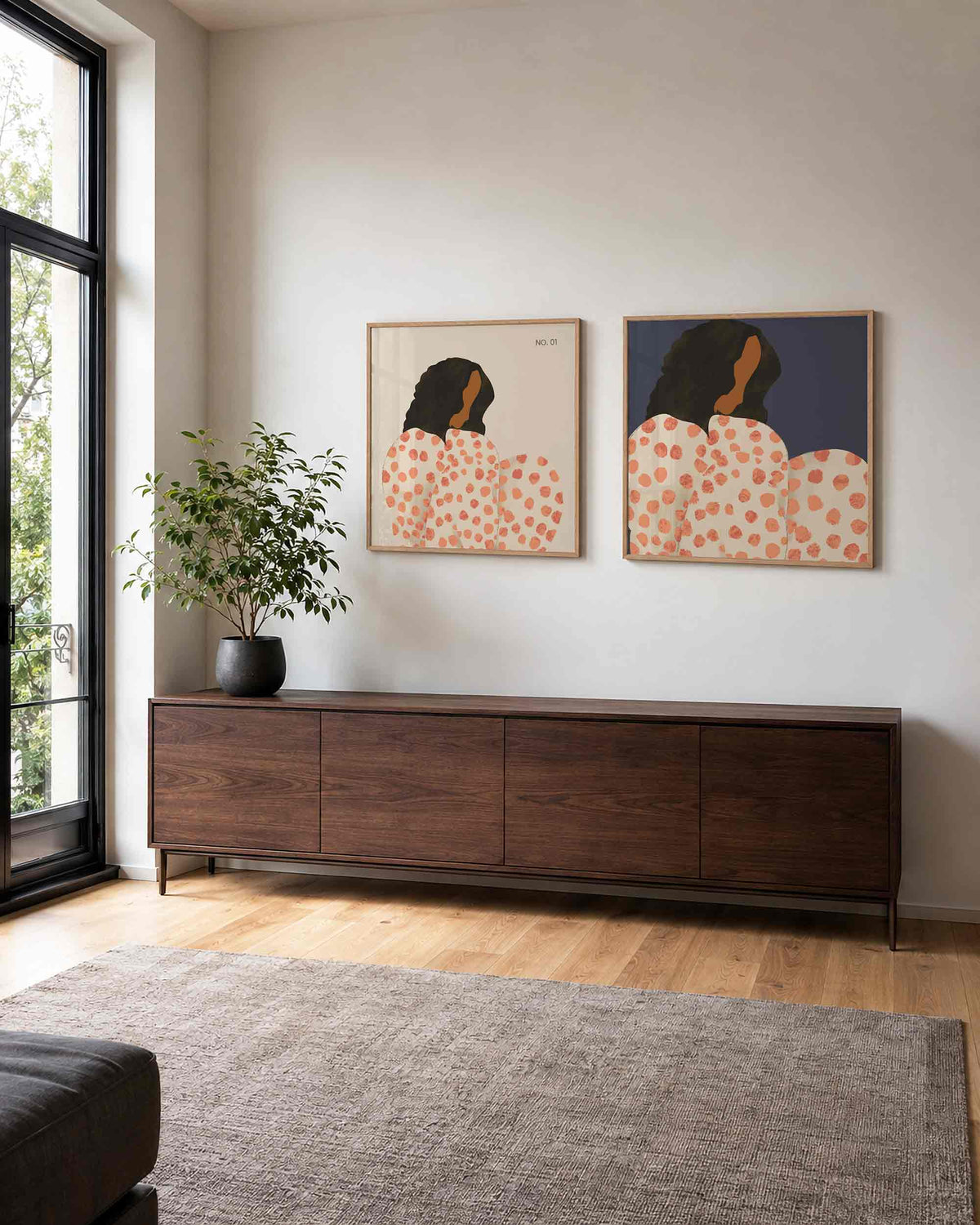 Interieurpresentatie van een tweedelige vierkante posterset met gestippelde vrouw