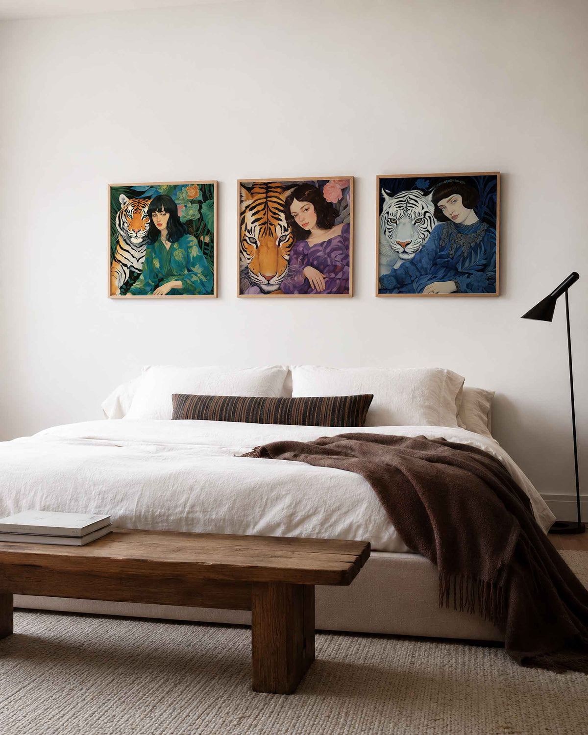 Interieurpresentatie van een driedelige vierkante posterset met vrouwen met tijgers