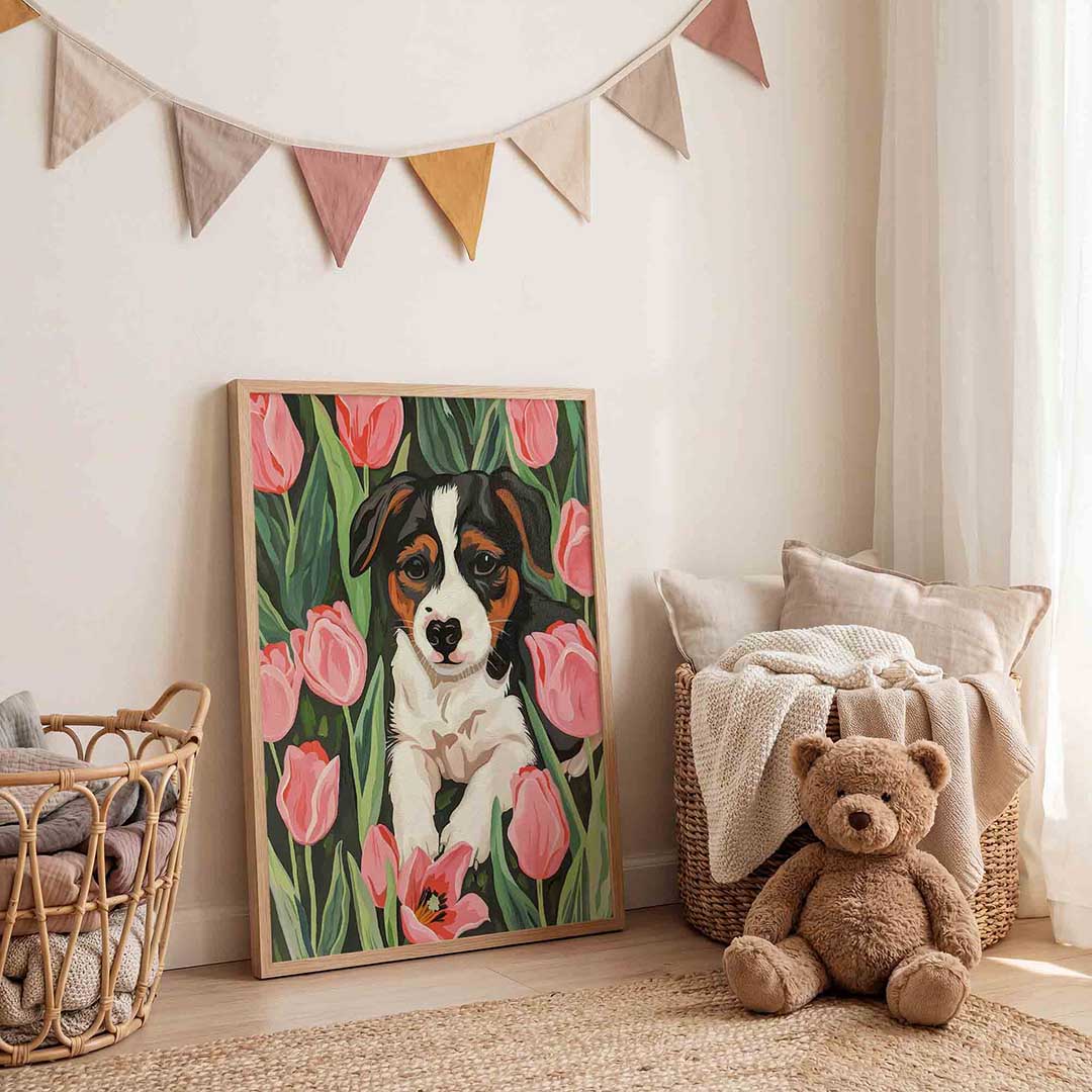Hond tussen tulpen Poster