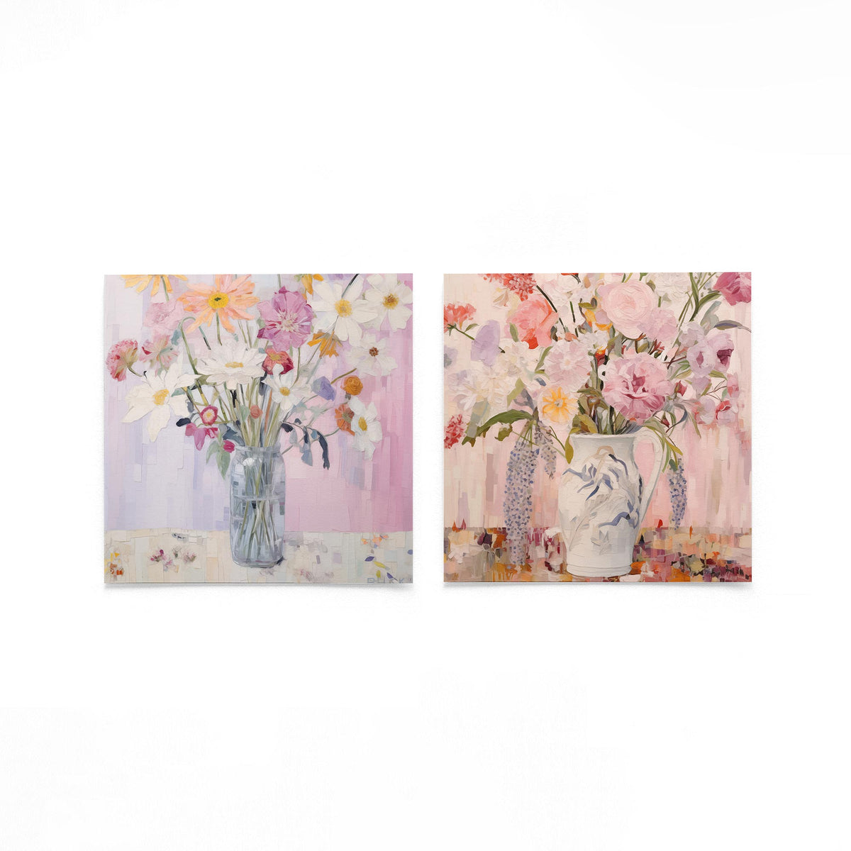Twee vierkante posters met bloemen in vazen op een gebroken witte achtergrond