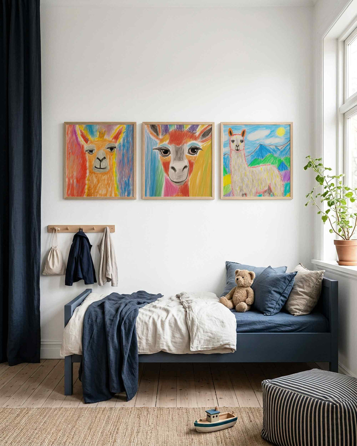 Interieurpresentatie van een driedelige vierkante posterset met kleurrijke dieren