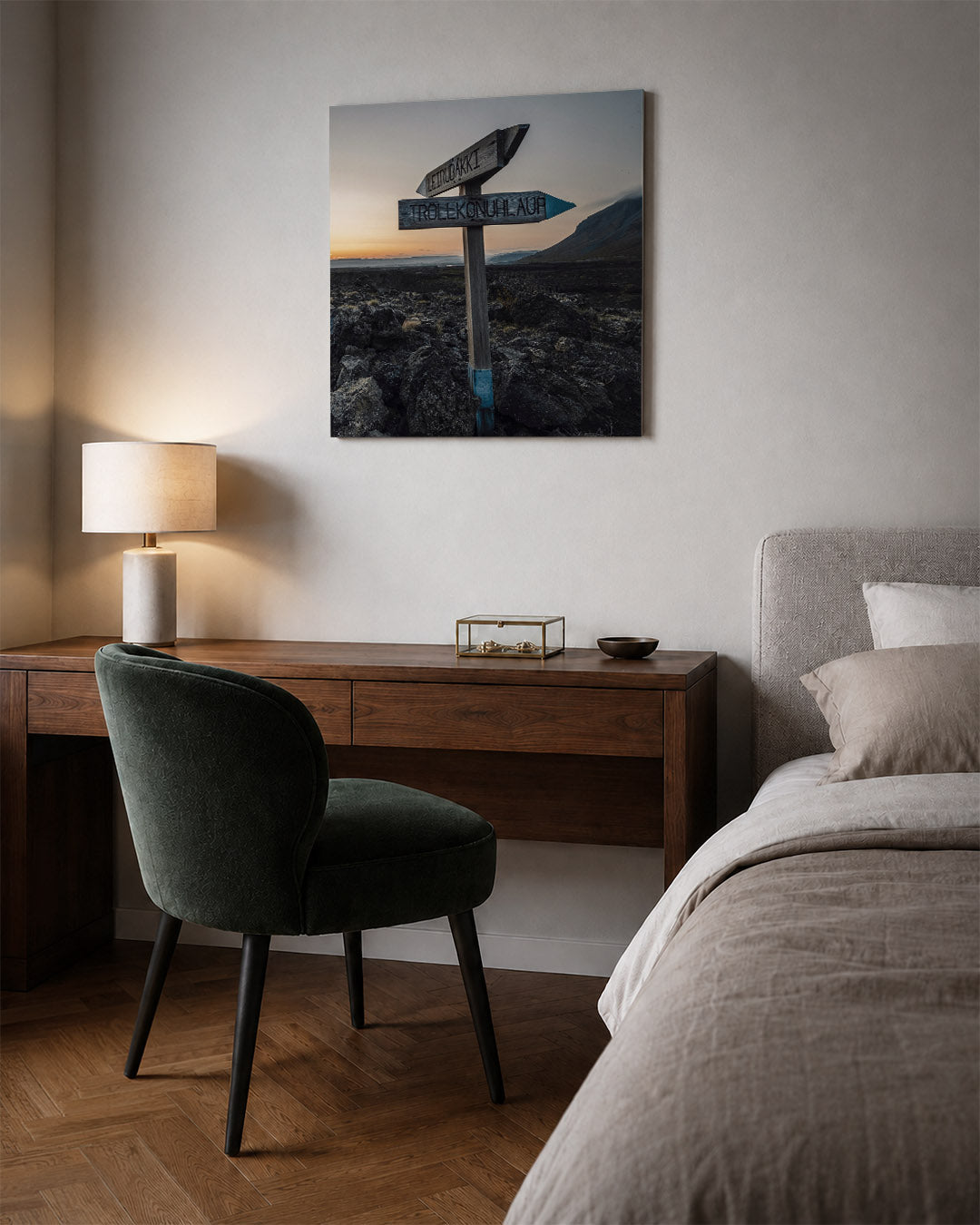 Wegwijzer in landschap Kunstwerk
