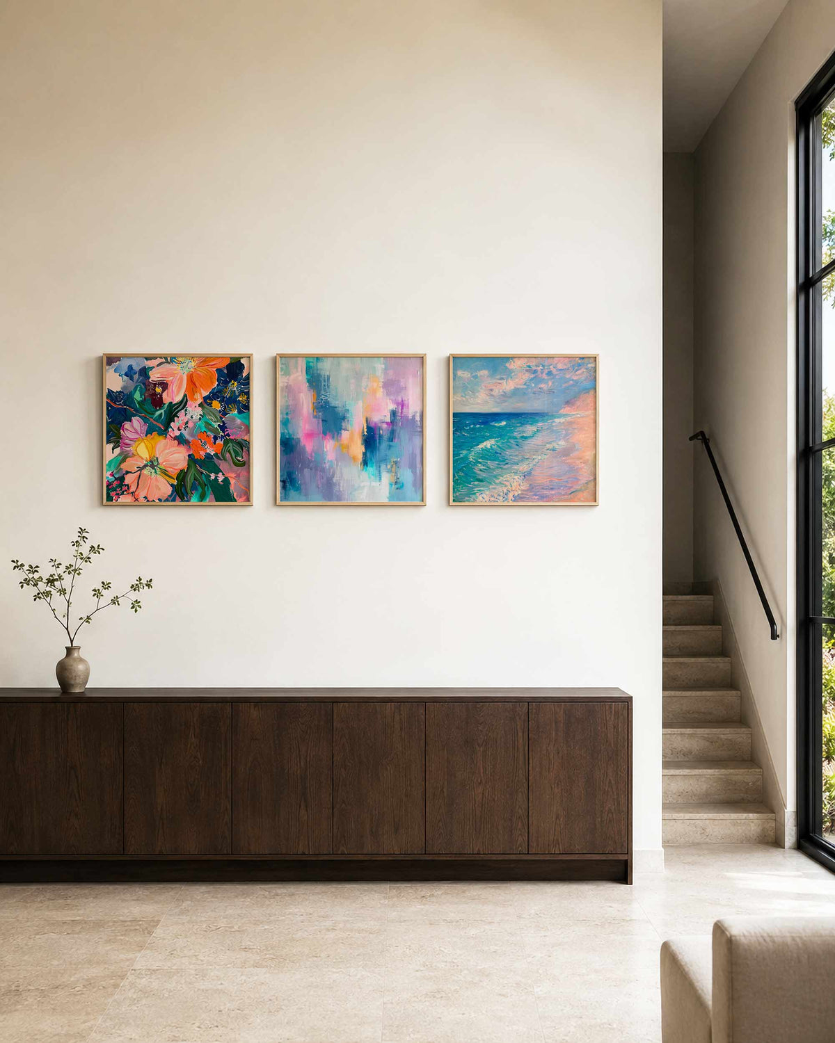 Interieurpresentatie van een driedelige vierkante posterset met bloemen abstract zee