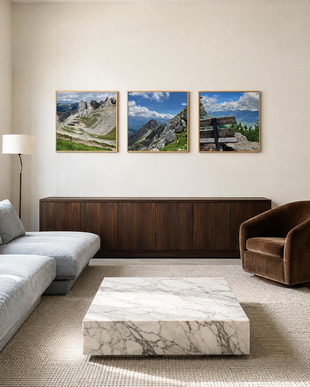 Interieur met vierkant fotografisch drieluik bergtoppen en vergezichten – Gerald Emming