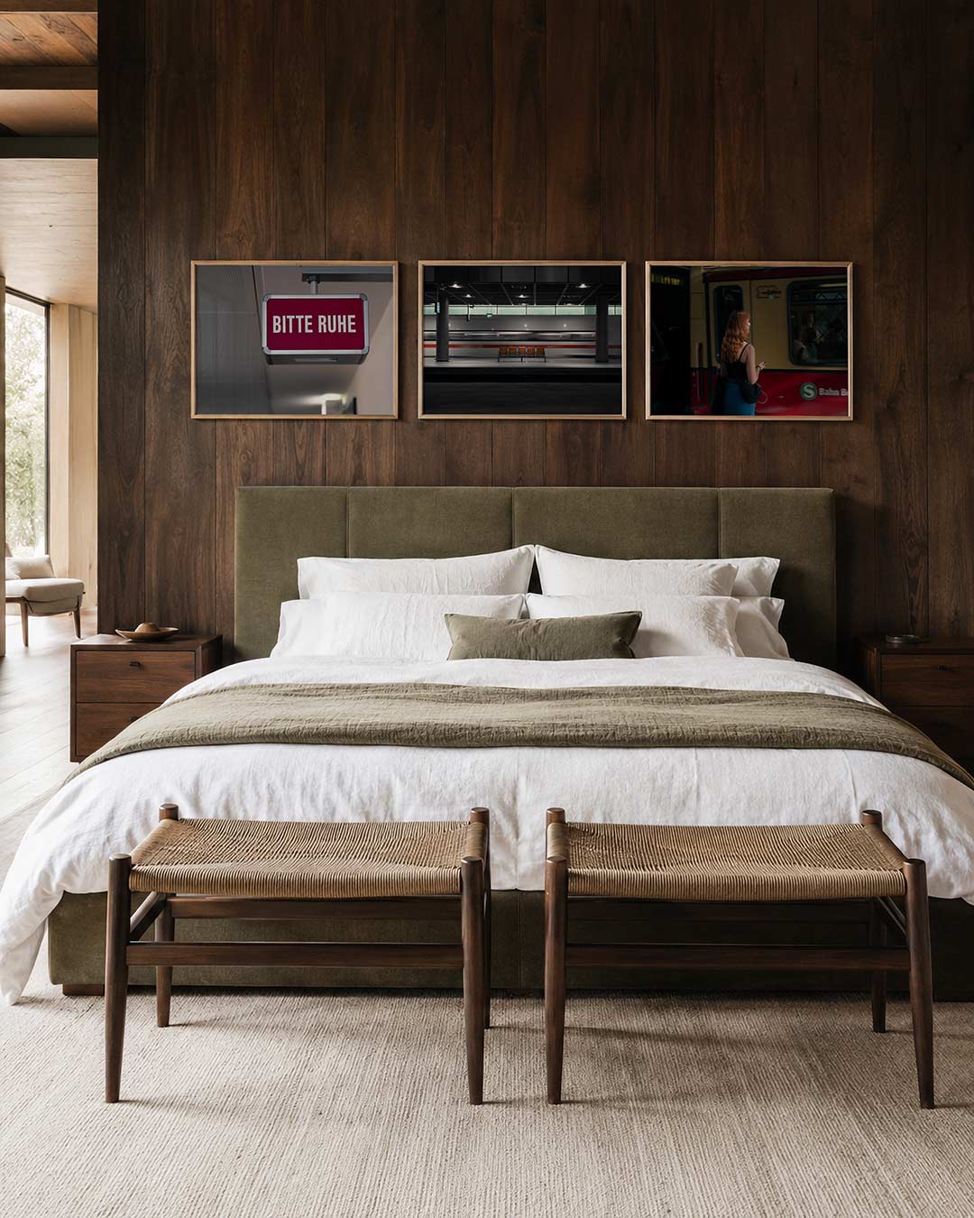 Interieur met liggend fotografisch drieluik stilte op het perron – Gerald Emming