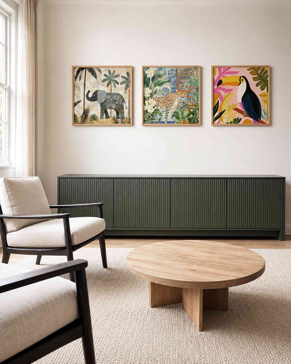 Interieurpresentatie van een driedelige vierkante posterset met tropische dieren
