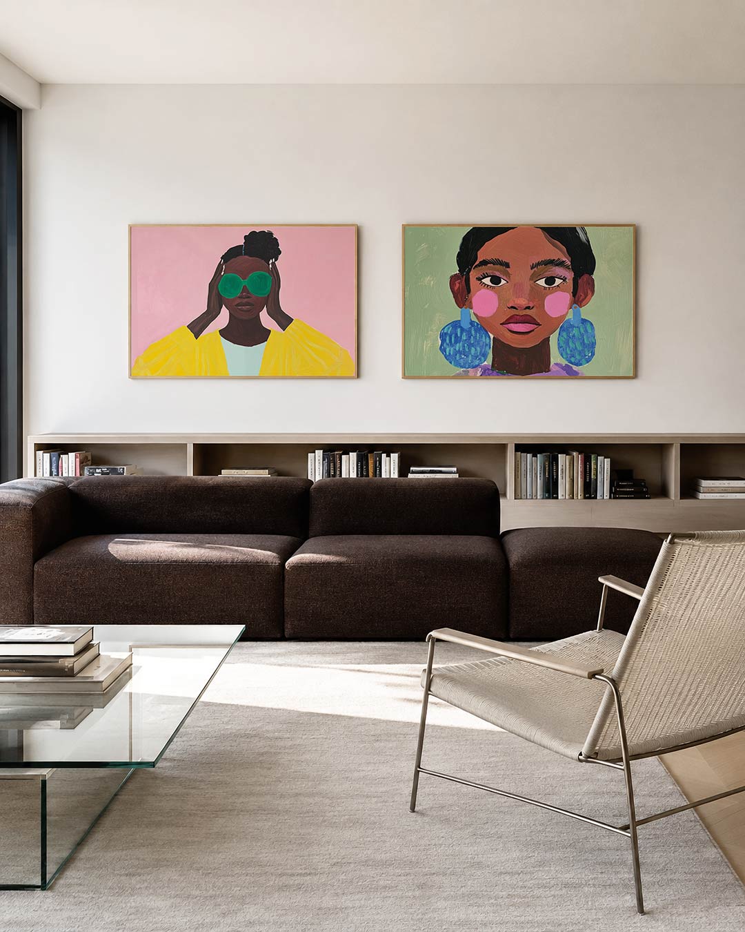 Interieurpresentatie van twee posters met een vrouw met grote groene brillenglazen en een gele jas tegen een roze achtergrond