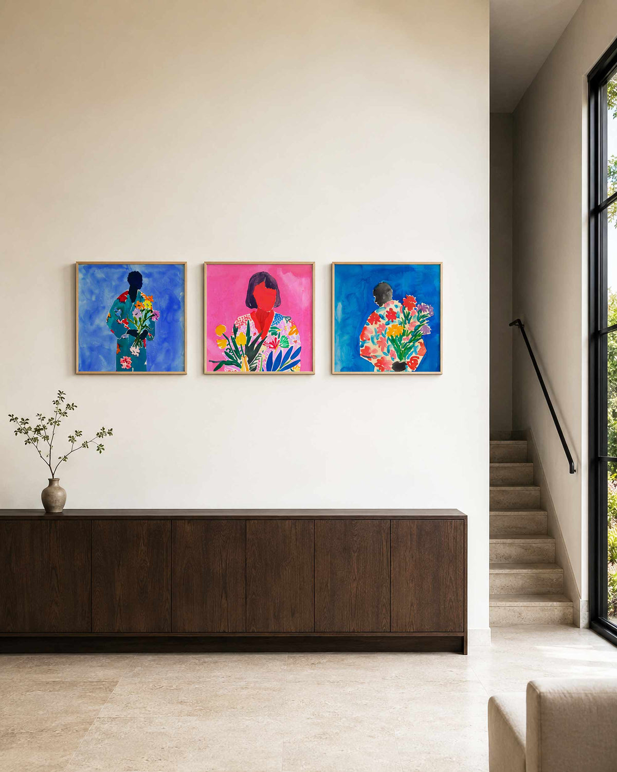 Interieurpresentatie van een driedelige vierkante posterset met bloemenportretten