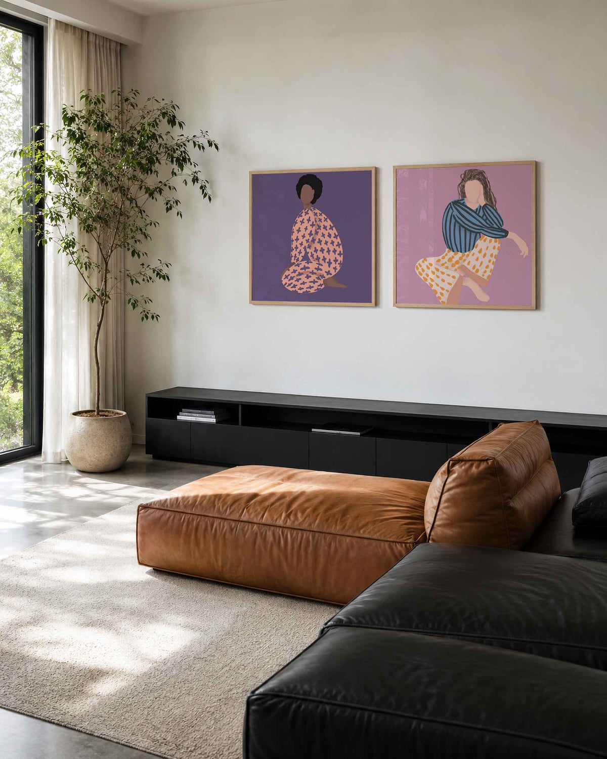 Interieurpresentatie van een tweedelige vierkante posterset met zittende vrouwen