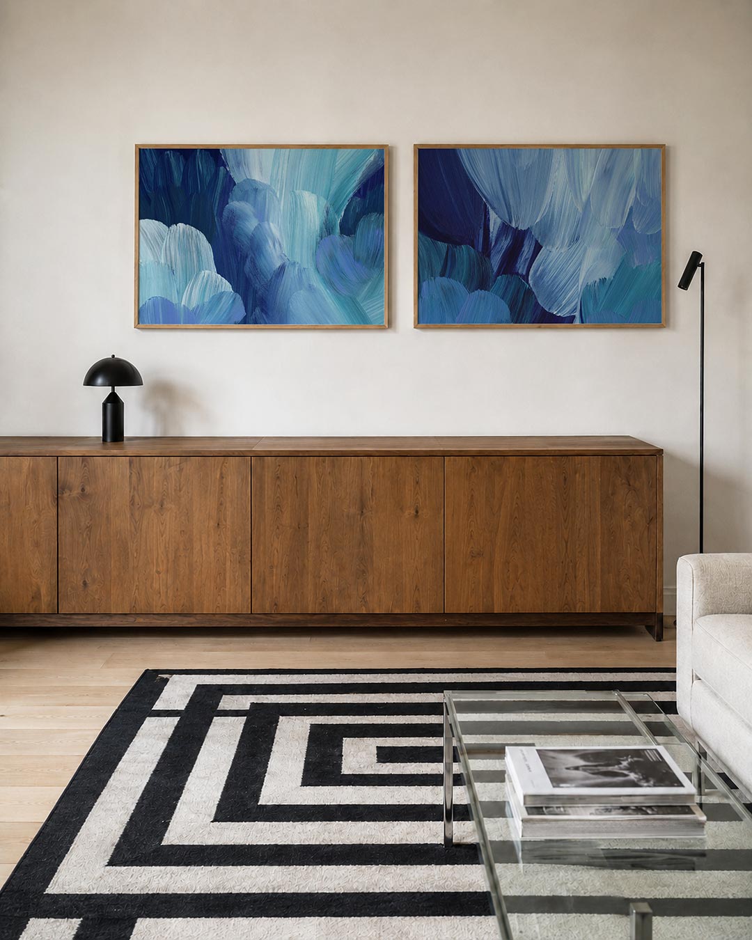 Twee liggende posters met deze tweedelige posterset heeft blauwe en paarse borstelstreken, aan de muur in een interieur